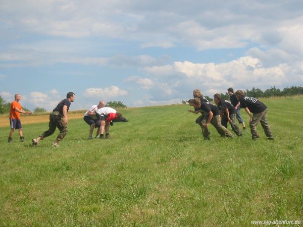 Beide Mannschaften stürmen beim Rugby los